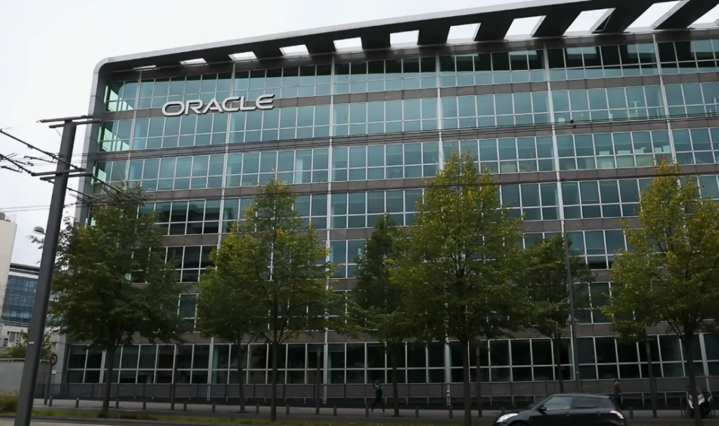 Oracle Share Price Crash Explained: Cloud Ambitions, AI Bets, and a Balance Sheet Under Pressure